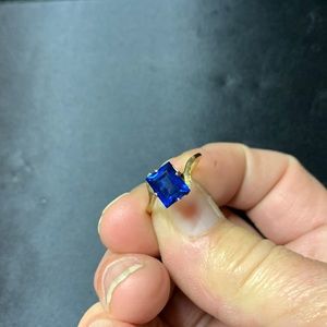 Beautiful sapphire in 10K solid gold